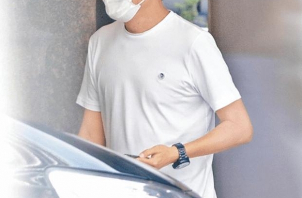 罗嘉良被曝现身癌症治疗中心，憔悴消瘦要养两个家，直播带货被嘲
