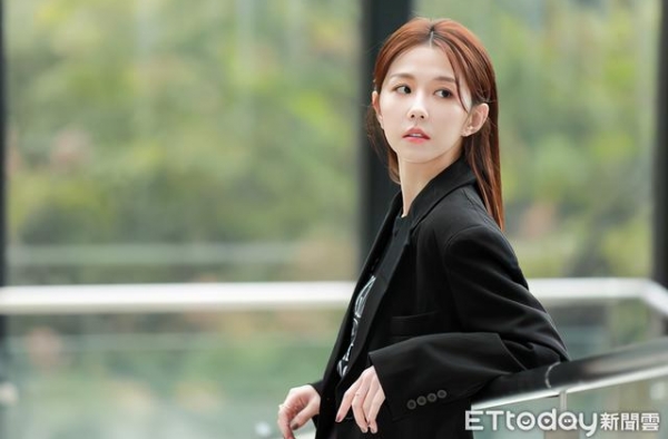 邵雨薇勇敢认爱吴慷仁！甜蜜松口他的好：我的启蒙老师