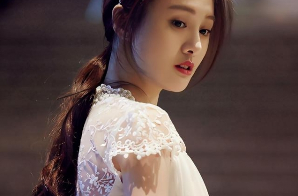 郑爽出席晚会美成仙女，台上唱歌热舞太亮眼，后台无美颜自拍超美