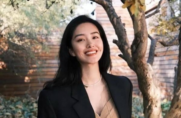 28岁杨采钰近照曝光女神范十足，与刘亦菲干爹相恋相差30岁
