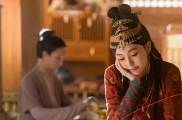 《甄嬛传》里惹人怜爱的白月光，和唐嫣同岁，却要演男主的妈了
