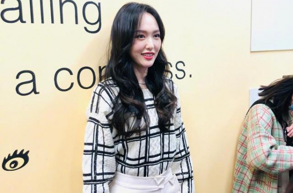 唐嫣产后首次直播变客服！毛衣配短裤秀起奶油腿，这腿女生都心动