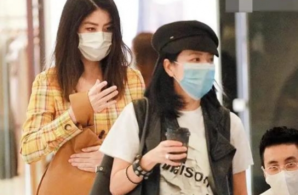48岁陈慧琳瘦成＂纸片人＂，手袋价格过万，一身行头价格五位数