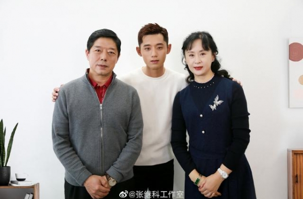 张继科搂着父母拍全家福，一家三口都是高颜值，有爱互动萌出天际
