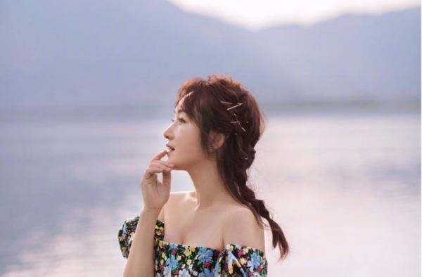 “甜歌公主”杨钰莹，49岁一点不显老，妩媚动人，冻龄让人羡慕