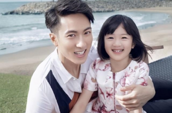 吴尊和女儿登上杂志封面，neinei天生模特范儿，基因太强大