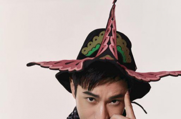 黄晓明复古秋冬封面大片曝光 定制帽子造型别致