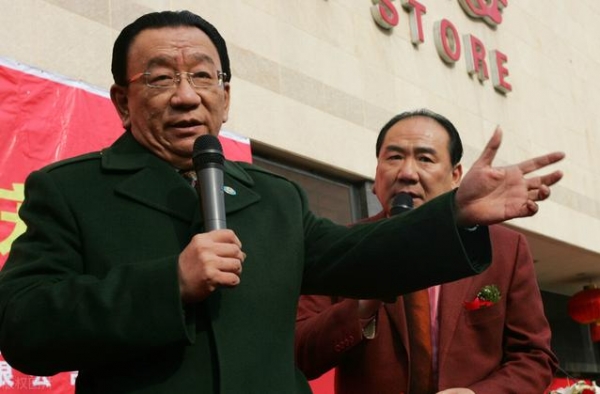 74岁侯耀华走穴赚钱，30万只拿到5万，名门之后的他因何沉沦