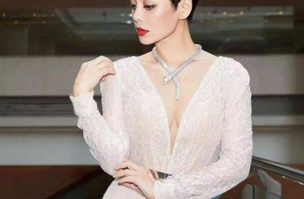 宁静回应“抱大腿”：机场直播比心，黑白色调照片太飒