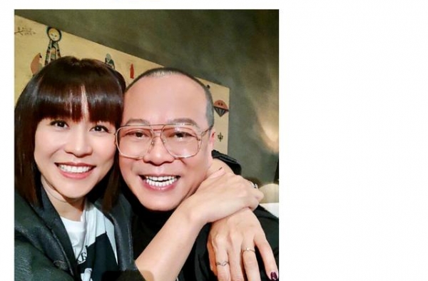59岁视帝欧阳震华晒与宣萱合影，面容苍老难相认，网友：爷青回