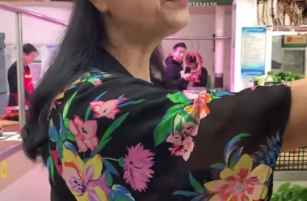 吴昕妈妈近照穿一身女儿同款，背43元布包接地气，网友：好节俭