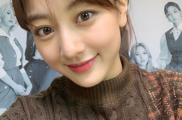 TWICE成员大秀私服，子瑜自拍角度太清奇，林娜琏颜值下降？