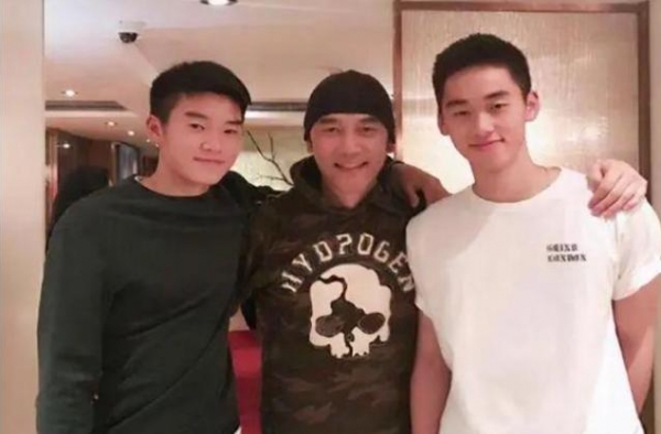 有种人生赢家叫＂林依轮儿子＂，大儿子读名校，二儿子更不得了