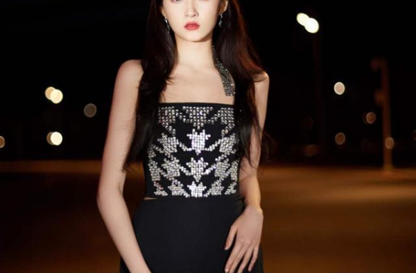 关晓彤越来越“熟女”，穿抹胸开叉裙优雅性感，“闺女”长大了