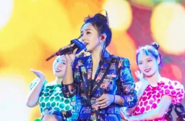 何洁为养娃接简陋商演太落魄，提及这么快生三胎原因：是易孕体质