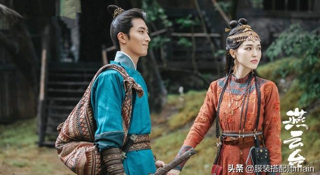 赌王千金何超莲与男友走机场，穿羊羔毛外套配直筒裤，清纯又唯美