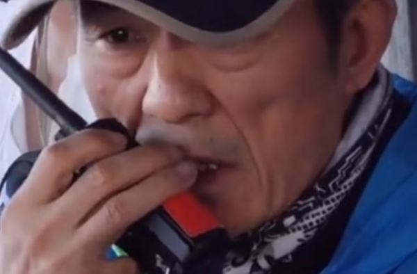 太环保！张艺谋片场怒斥剧组人乱扔垃圾，张译企鹅走捡瓶子似抽筋