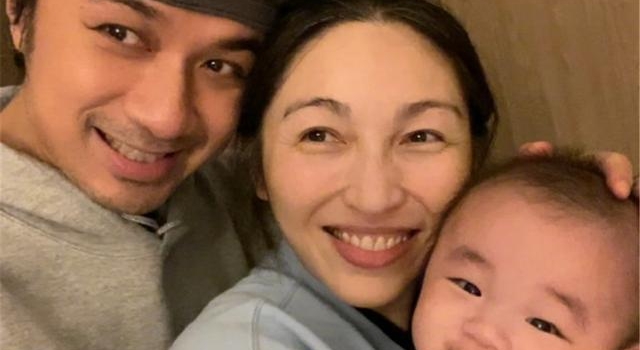 48岁古巨基晒照，52岁妻子高龄生子老态尽显，儿子呆萌可爱