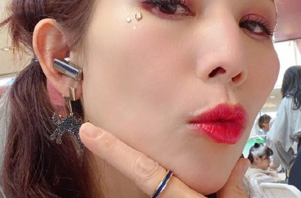 46岁蔡少芬扮嫩太违和！装20岁女团，P图藏不住鱼尾纹大妈手