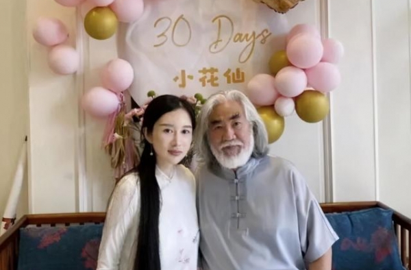 69岁张纪中带1岁半儿子参加运动会，趴地给儿子当马骑体力超棒