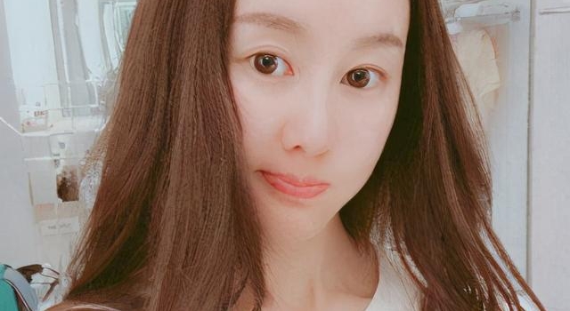王宝强女友素颜照曝光，丑似大妈开豪车像贵妇，好事将近是乌龙