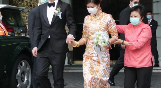 27岁女星余香凝结婚，花球遮孕肚，戴口罩与老公亲吻超甜蜜