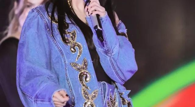 杨幂和热巴真是够热辣！短裙热裤嗨翻全场，姐妹两眼神都会撩人
