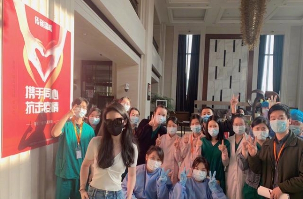 刘亦菲终于回国！久违露面腰快瘦没了，紧身针织衫更穿出宽松感