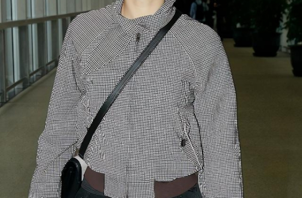 孙俪穿衣并不张扬，灰格子棉服配“粉框”墨镜，却能引领时尚潮流