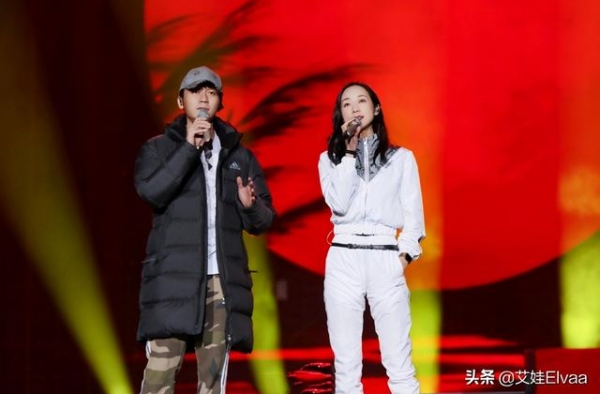 37岁韩雪携贾乃亮上综艺，穿西装短裤，比小一岁贾乃亮还年轻