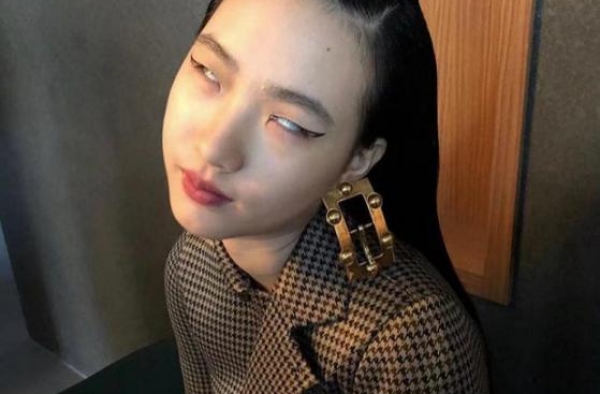 小S大方晒女儿丑照，曾被全网嘲丑，如今名模风范时尚潮儿