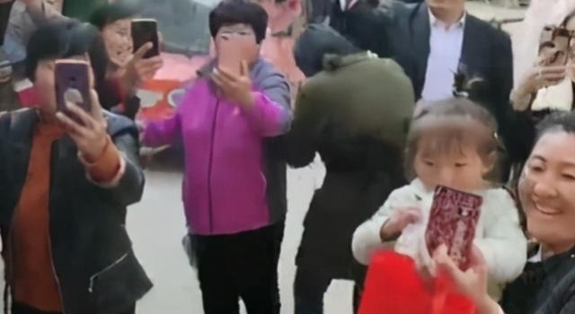 大衣哥女儿出门取快递被跟拍，被围观群众拧耳朵揪头发