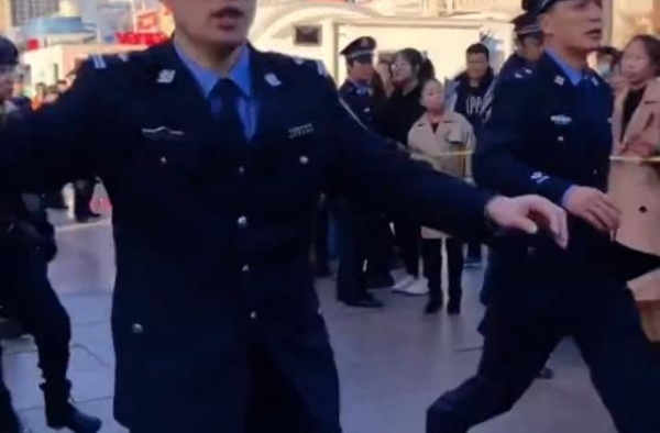 刘晓庆拍摄收工，陈翔帮忙穿外套，保镖开路呵斥观众：别拍了