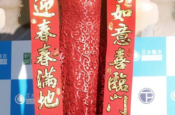 酒井法子复出后美貌不减，一身红色蕾丝长裙出镜，美到人心底