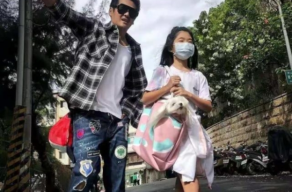 曹格晒与女儿合照，10岁只比爸爸矮一个头，妻子疑整容模样大变
