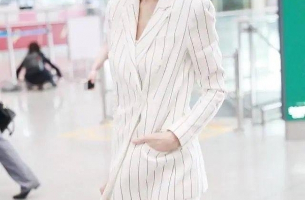 鲁豫穿衣是很时髦，但是脸纹和颈纹太明显，还是胖点好啊