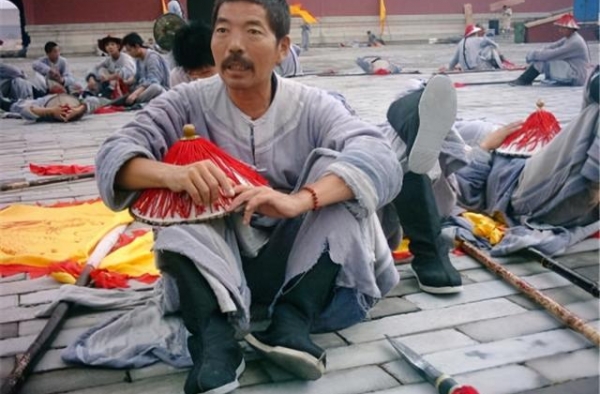 横店20万群演现状：艰难生存度日，大多数是懒惰疯狂的单身汉