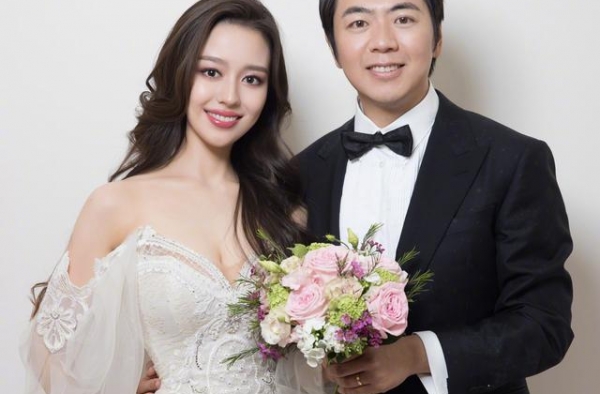 在吉娜眼里郎朗就是迷人的美男子，除了弹钢琴，啥事都不让他动手