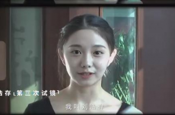 20岁新谋女郎曝养成特辑，面孔清纯背景惊人，被指有章子怡神韵