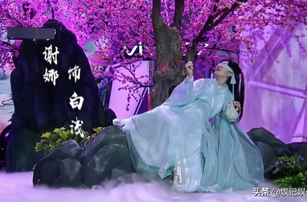 成毅快本跟赵露思合作，手握对方手腕，演感情戏CP感十足