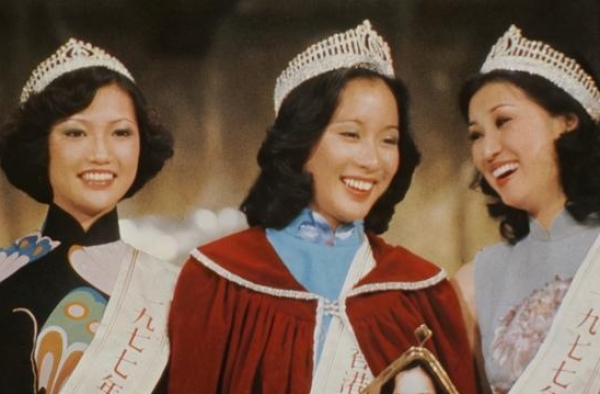 62岁朱玲玲挽丈夫恩爱出行，打扮休闲难掩贵气，身材苗条惹人羡