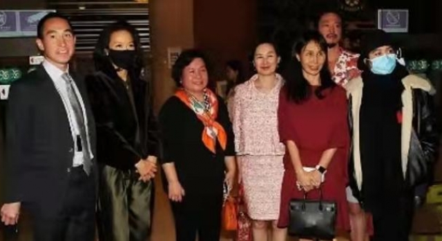 何超凤比何超琼低调！穿黑裙跟汪明荃同框站姿乖巧，年轻颜值超美