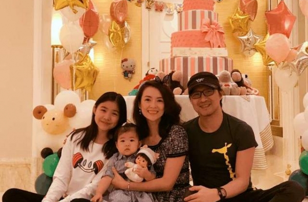 章子怡晒亲子照，5岁的醒醒鼻子跟爸爸如同复制，长睫毛惹人羡慕