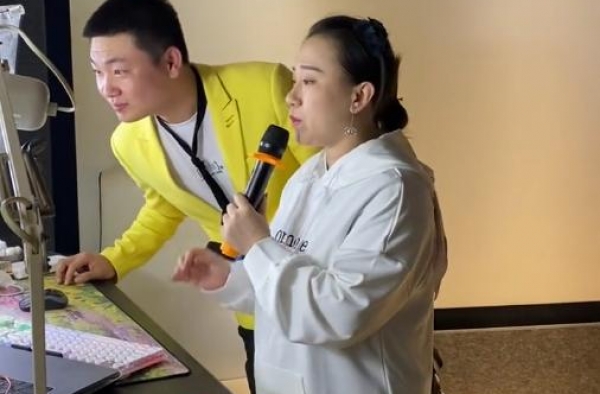 33岁丫蛋二婚后罕露面，肚子太大像是怀了孕，半年前曾公开否认