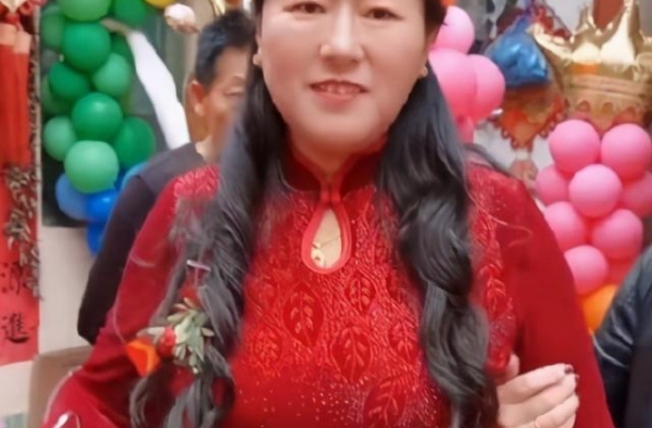 大衣哥妻子过生日许愿，盼望快点抱孙子，儿媳妇听了害羞脸红