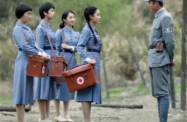 亮剑3惨遭吐槽！住别墅抹发胶，女护士穿紧身裙，这还是八路军？