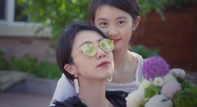 10岁Grace穿人字拖上街，无修图引热议，“暴风式”长大？