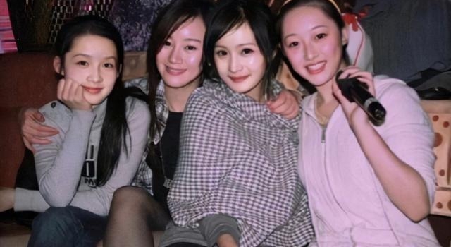 李沁杨幂蒋梦婕为张檬庆生，四人青涩同框，杨幂初恋式美貌吸睛