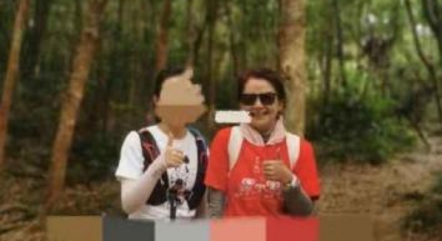 孙俪姨奶胡慧中近照，62岁拄拐精神颓，大8岁丈夫刚出狱更显老