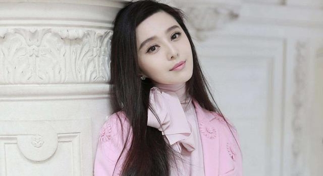 范冰冰被姚晨吊打？胖到拉链拉不上颈纹明显，直播时没镜头遭冷遇